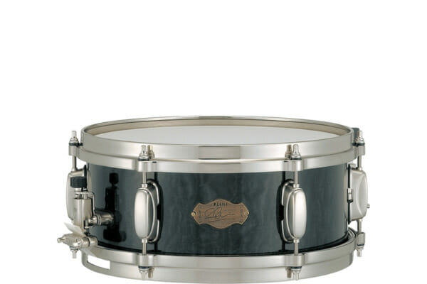 Simon's main snare drum, "The Monarch", produces never-heard-before tones thanks to its 8ply maple/bubinga/maple hybrid shell and customized triple flanged hoops. This combination provides a warm controlled sound with sharp, bright cut. His second main snare drum, the Gladiator, features black nickel-plated bronze shell. His Pageant maple drum completes Simon's snare drum arsenal.